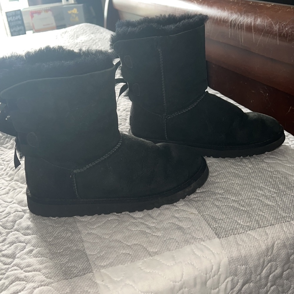 Short black Authentic Uggs; Size 5 in good condition - Picture 4 of 8